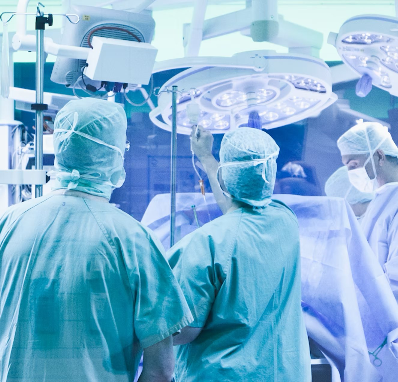 Herzchirurgisches Team im Operationssaal unter der OP-Leuchte