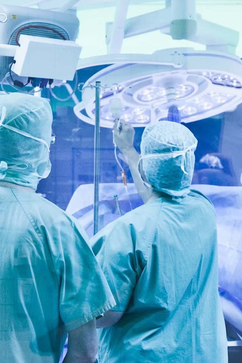 Herzchirurgisches Team im Operationssaal unter der OP-Leuchte