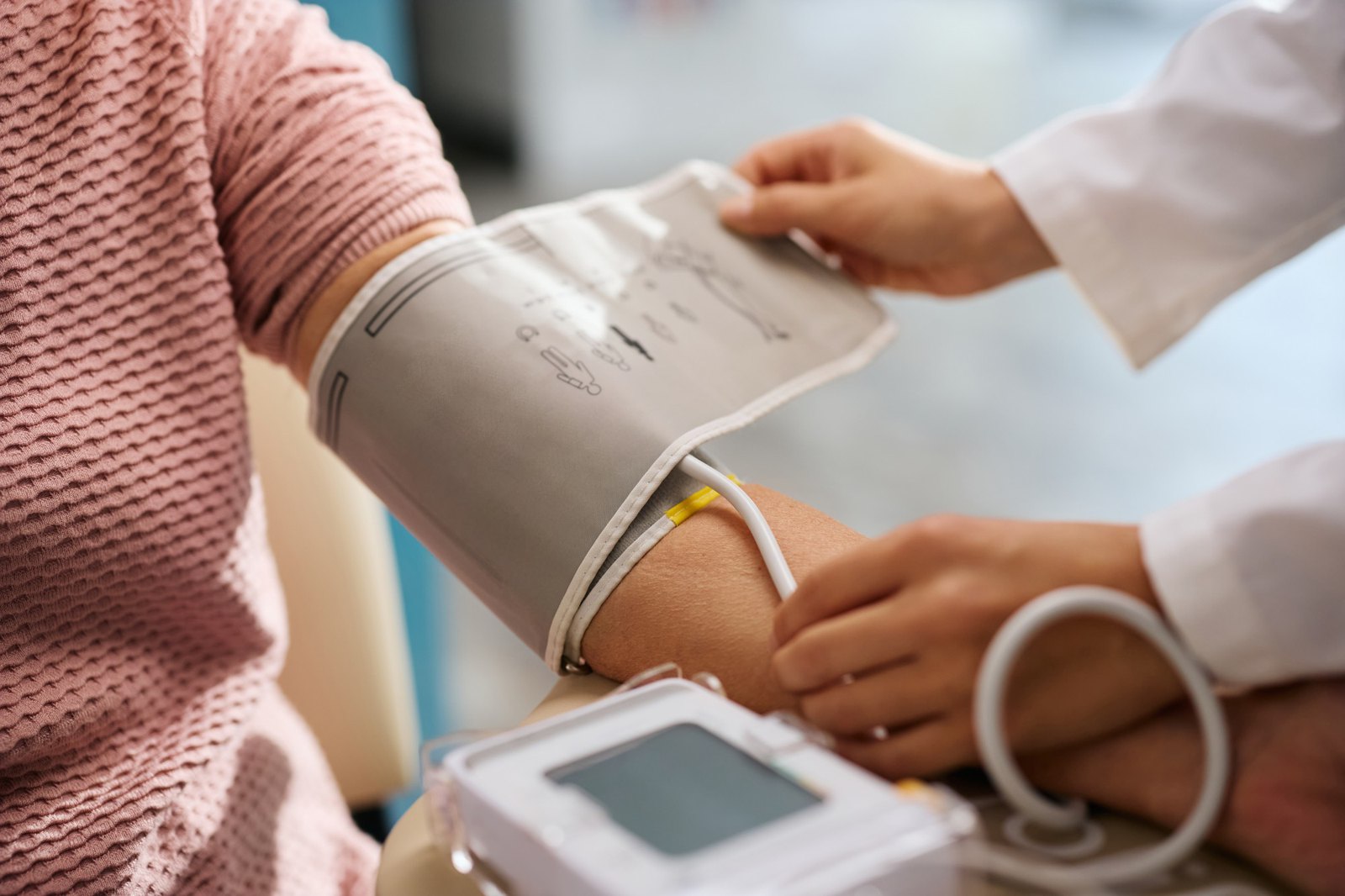 Blood pressure measurement in internal medicine at Ärztehaus Cumberland Berlin